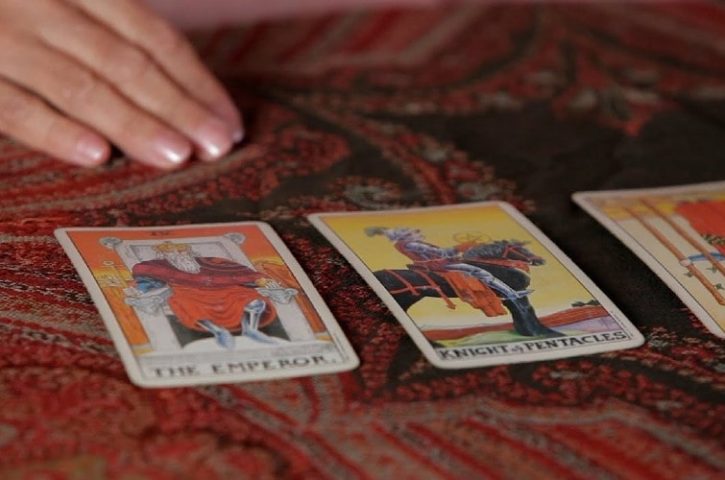 El Tarot: Un Viaje a Través del Tiempo y la Intuición