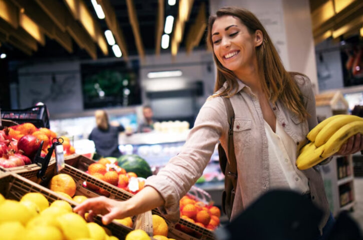 ¿Hasta qué hora está abierta la tienda de alimentos más cercana?